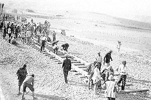 کارگران در حال ساخت راه آهن